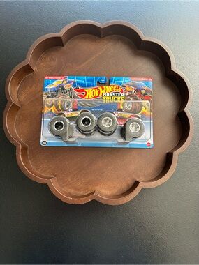 Hot Wheels Monster Trucks 2 Pack Hot Wheels Racing #1 vs Hot Wheels Racing #4
